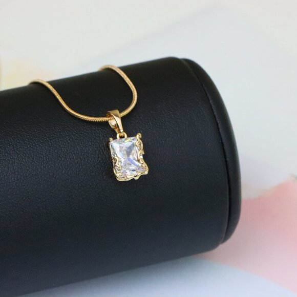 "Elegant Rose Gold Pendant with Rectangle Crystal and Filigree Frame, XPPT1383 - Picture 4 of 13